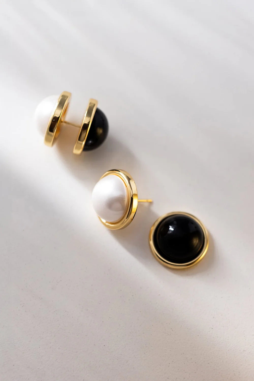 Pendientes bifaciales B/N